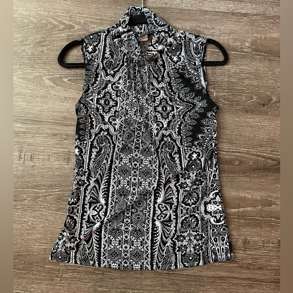 Black and White Patterned Sleeveless Top - Picture 1 of 4